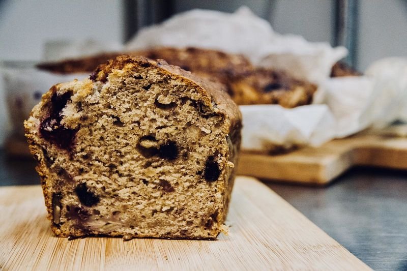 Angeschnittenes Banana Bread mit Blaubeeren