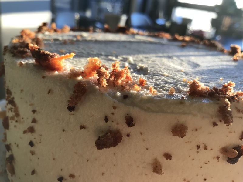 Carrot Cheesecake auf einem Teller
