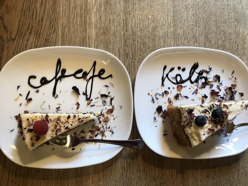 Zwei Kuchenstücke, mit Schokolade beschriftet mit cafecafe und Köln