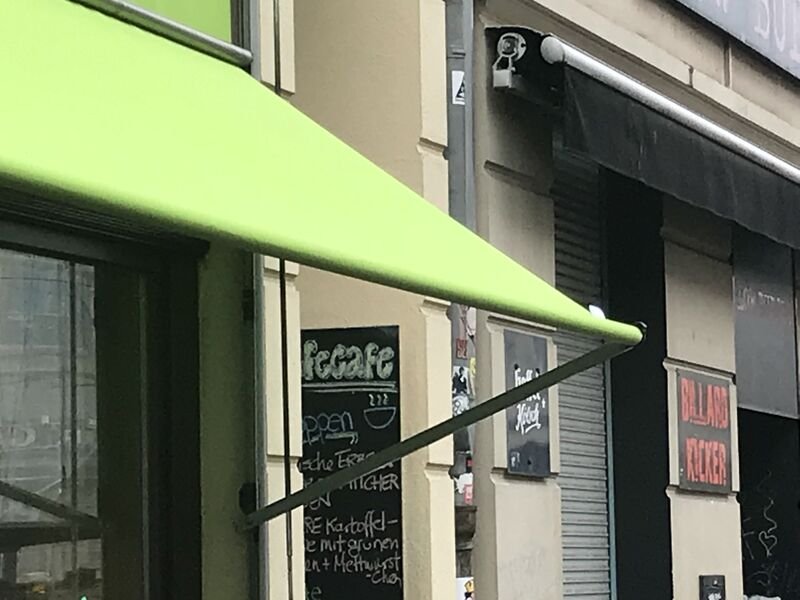 Die grüne Markise über dem Eingang, daneben die Tafel mit dem Tagesangebot
