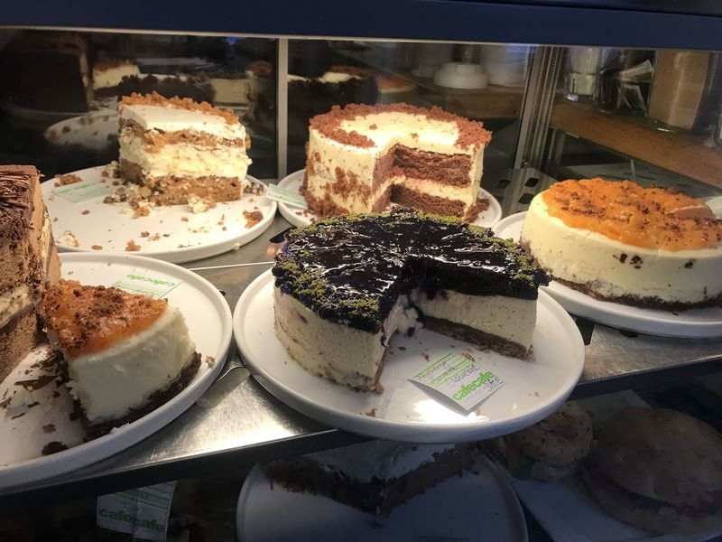 Kuchenvitrine mit verschiedenen Torten