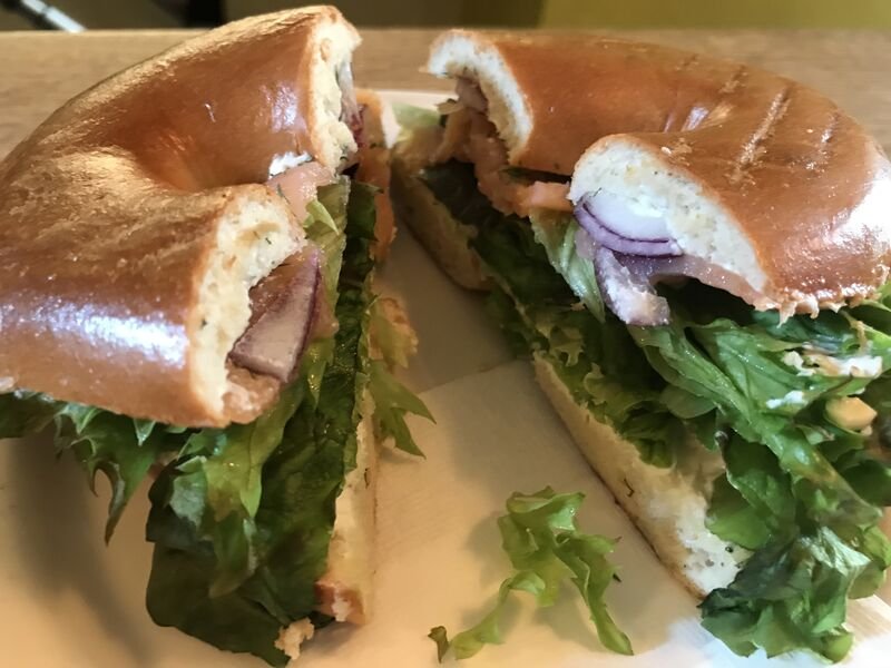 Lox Bagel mit Cream Cheese, Räucherlachs und Salat
