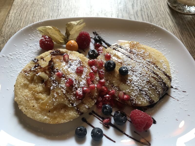 Pancakes mit Beeren und Sirup