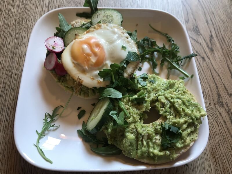 Smashed Avocado auf Landbrot mit Spiegelei und Kräutern