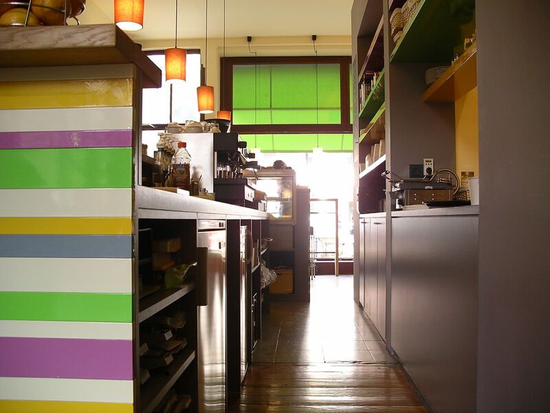 Die gestreifte Theke im cafecafe mit Kuchenvitrine