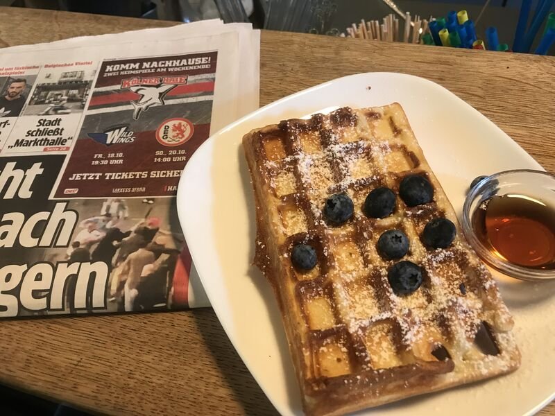 Belgische Waffeln mit Sirup auf einem Teller