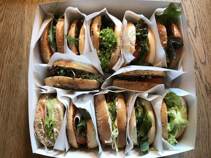 Belegte Bagels auf Tabletts für ein Catering angerichtet