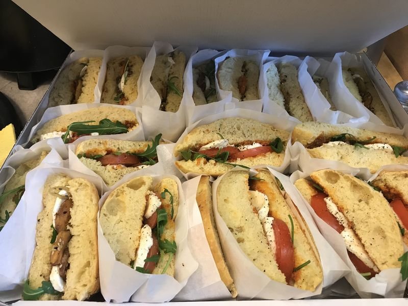 Focaccia-Stücke auf einem Cateringtablett