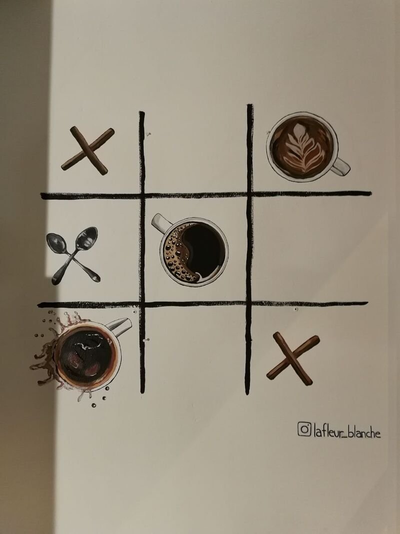 Ein gerahmtes Tic-Tac-Toe-Bild aus Besteck und Kaffeebohnen an der Wand