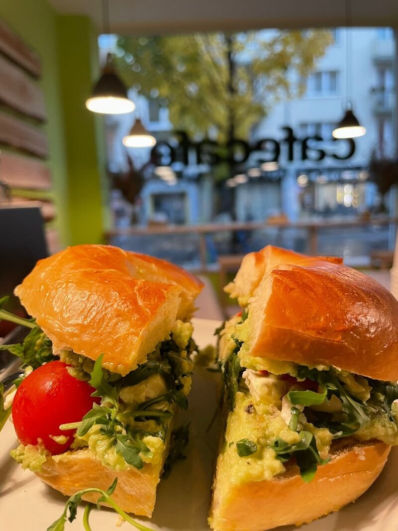 Zwei belegte Bagels mit Rucola und Tomate