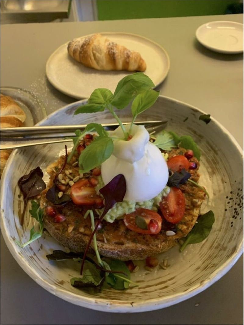 Teller mit Burrata, Tomaten und Kräutern