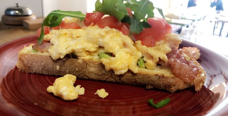Rührei mit Lachs auf geröstetem Brot, quer angerichtet