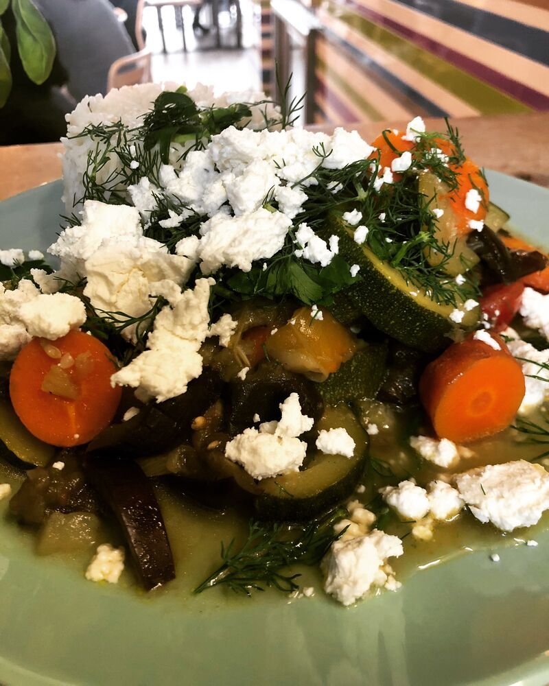 Warmer Teller mit Gemüse, Feta und Kräutern