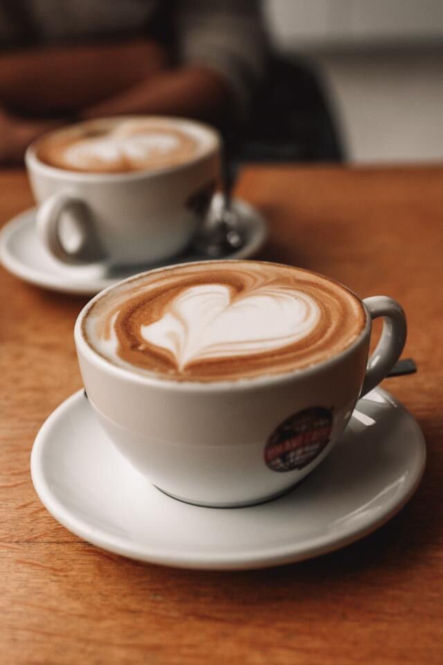 Cappuccino mit einem Herz in der Milchschaumoberfläche
