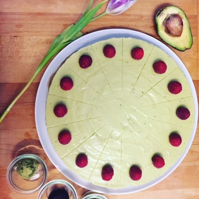 Raw Avocado Cake mit Beeren, von oben