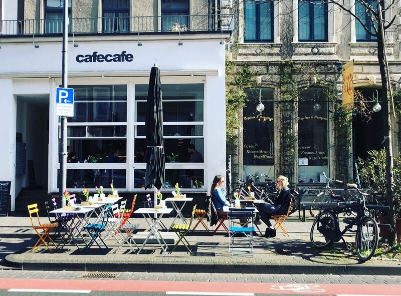 cafecafe Ehrenfeld an der Venloer Straße mit Tischen auf dem Bürgersteig