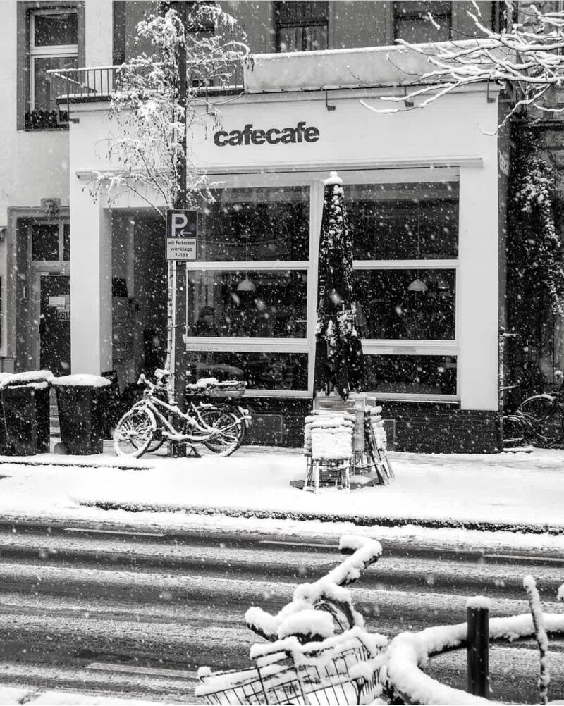 Schwarzweißaufnahme des verschneiten cafecafe Ehrenfeld